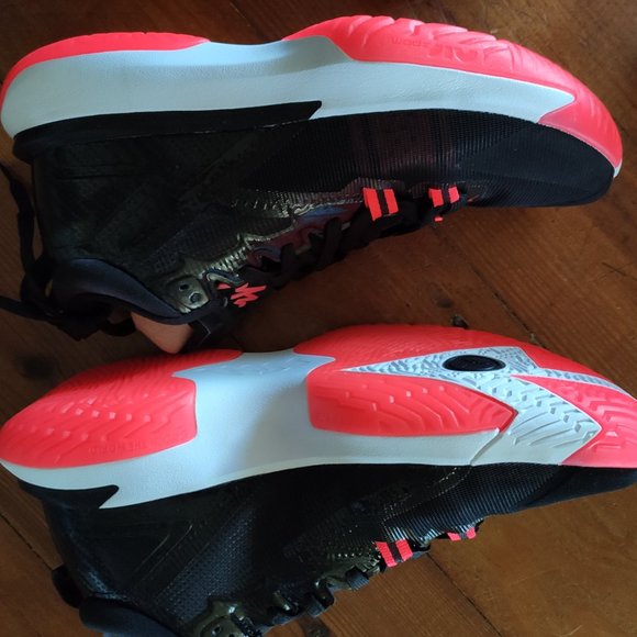 Nike Jordan Zion 1 "Bloodline" Men's Basketball Shoe - Picture 6 of 8